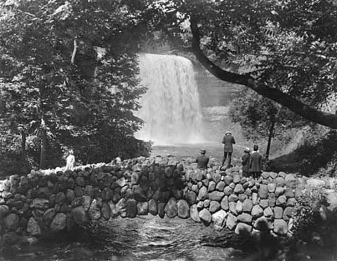 The 1910 stone arch bridge was actually made of reinforced concrete and given a facade of boulders found in the vicinity. (Minnesota Historical Society)