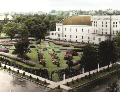 The 1913 garden adjacent to the Armory, looking southwest from intersection of Lyndale Avenue, coming in from left and Kenwood Parkway, at right. The photo was taken from the Palace Hotel between the Parade and Loring Park. The garden is now part of fhe Minneapolis Sculpture Garden