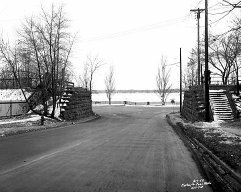 36th Strret approaching the southestern corner of Lake Calhoun. 1955. (Norton and Peel, Minnesota Historical Society)