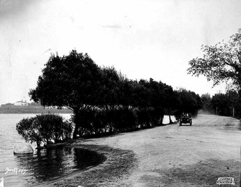 The end of Calhoun Parkway at the south end of Lake Calhoun in 1905. The road turned to the right, the future William Berry Parkway, connecting to Lake Harriet. (Minnesota Historical Society)