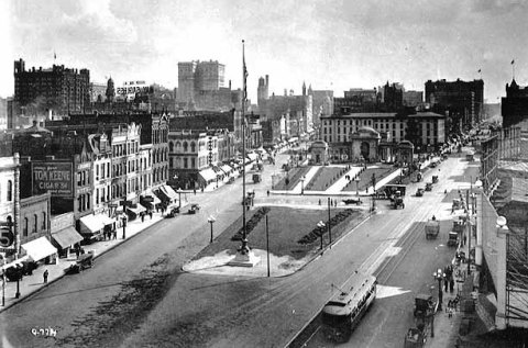 The Gateway 1918 at the intersection of Nicollet Avenue (left) and Hennepin Avenue (right). (Charles P. Gibson, Minnesota Historical Society)