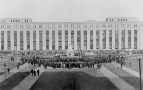 Dedication of Pioneers Statue in Pioneers Square in front of the post office, 1932. (Minneapolis Park and Recreation Board)
